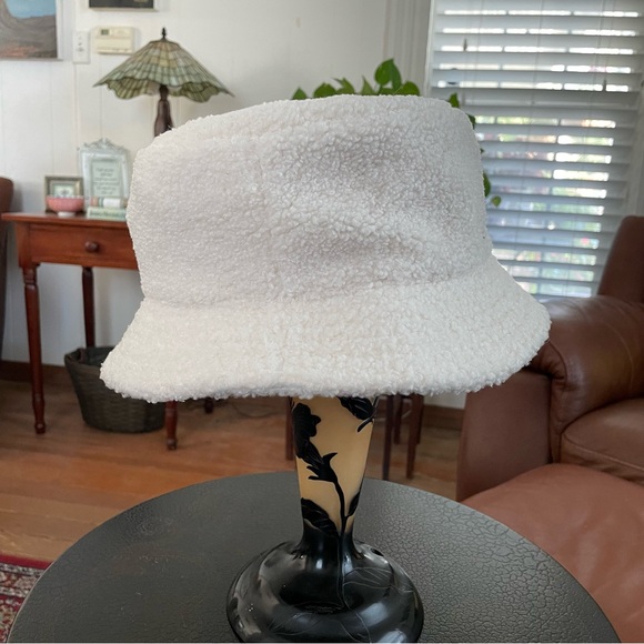 Steve Madden Sherpa Bucket Hat Satin Lined NWT - Picture 2 of 10
